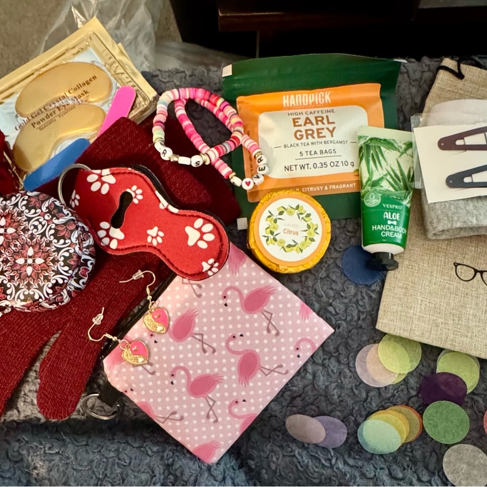 Beautifully crafted NWT aka brand new gift box including tons of stuff: hydratin